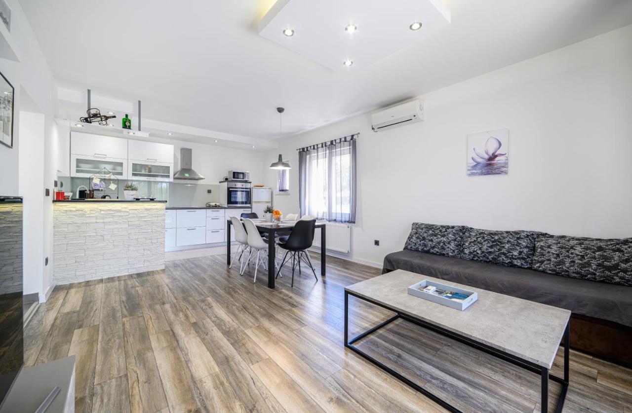 Holiday Home Rokoko ชิเบนิก ภายนอก รูปภาพ